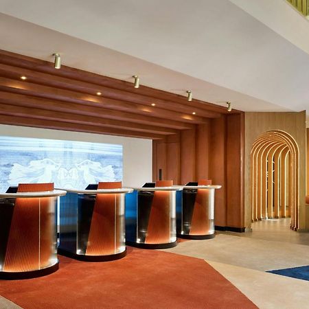 เอ็ม บาย มอนต์คาล์ม Hotel ลอนดอน ภายนอก รูปภาพ The lobby of the hotel