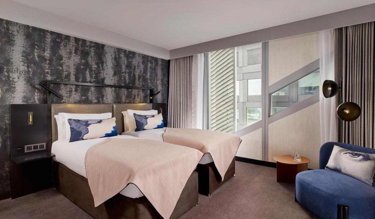 เอ็ม บาย มอนต์คาล์ม Hotel ลอนดอน ภายนอก รูปภาพ A room at the Hilton London West End