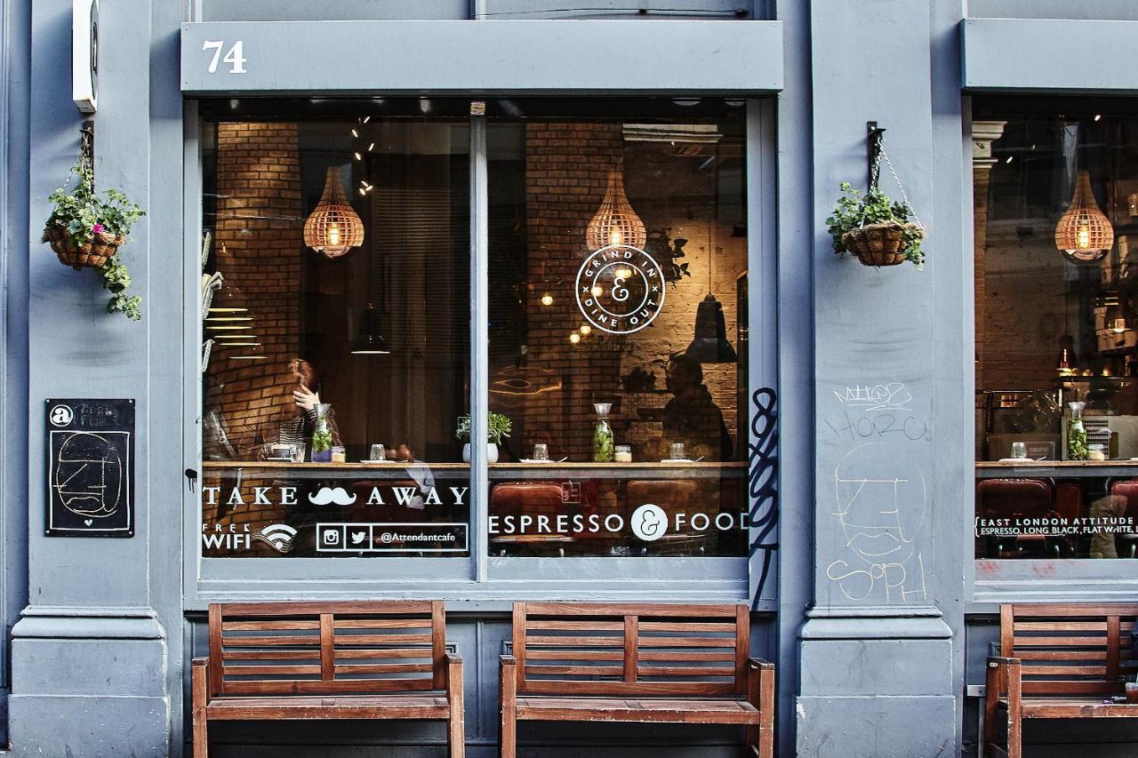 เอ็ม บาย มอนต์คาล์ม Hotel ลอนดอน ภายนอก รูปภาพ The exterior of a typical coffee shop in London