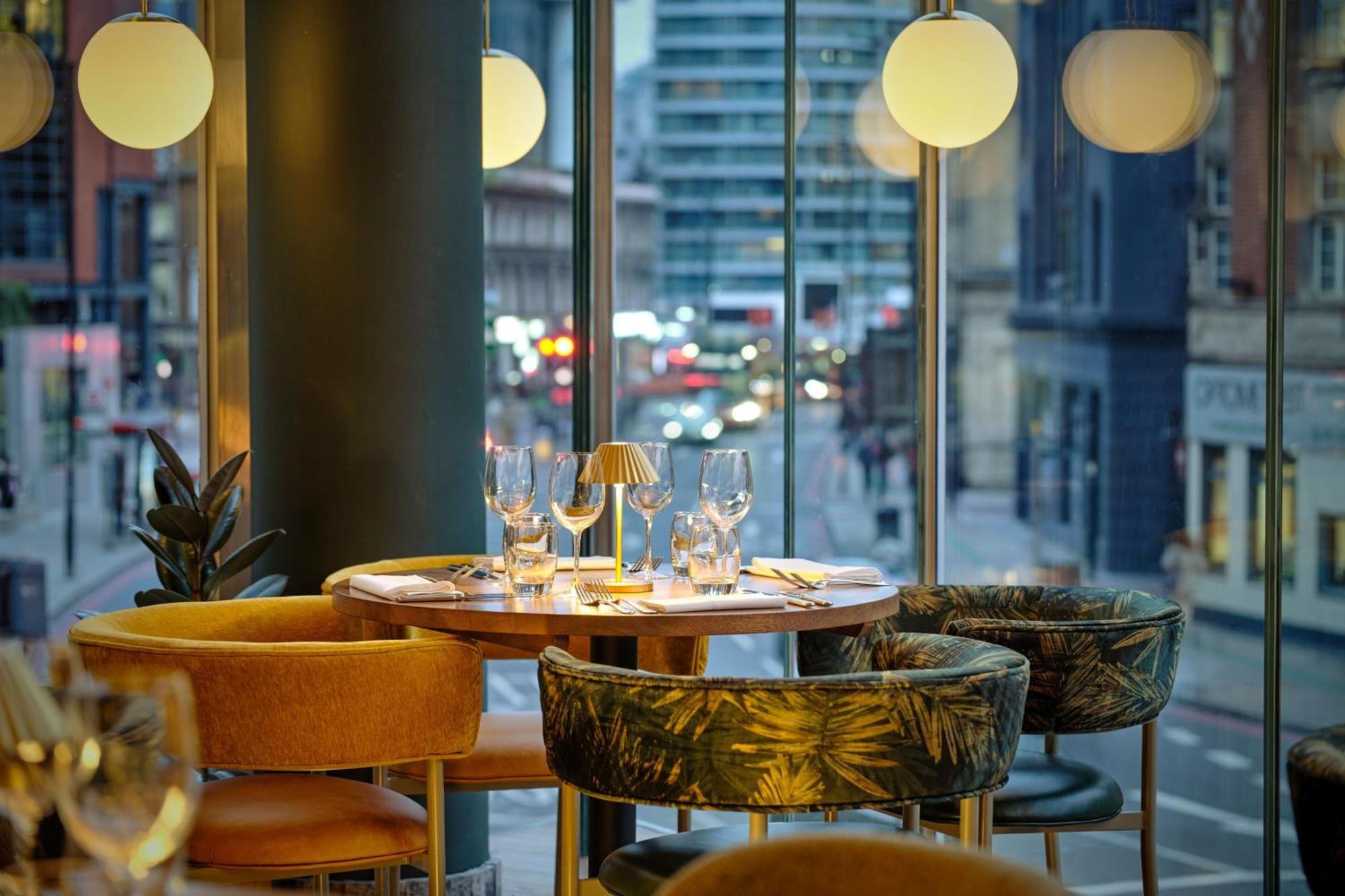 เอ็ม บาย มอนต์คาล์ม Hotel ลอนดอน ภายนอก รูปภาพ Interior of the restaurant