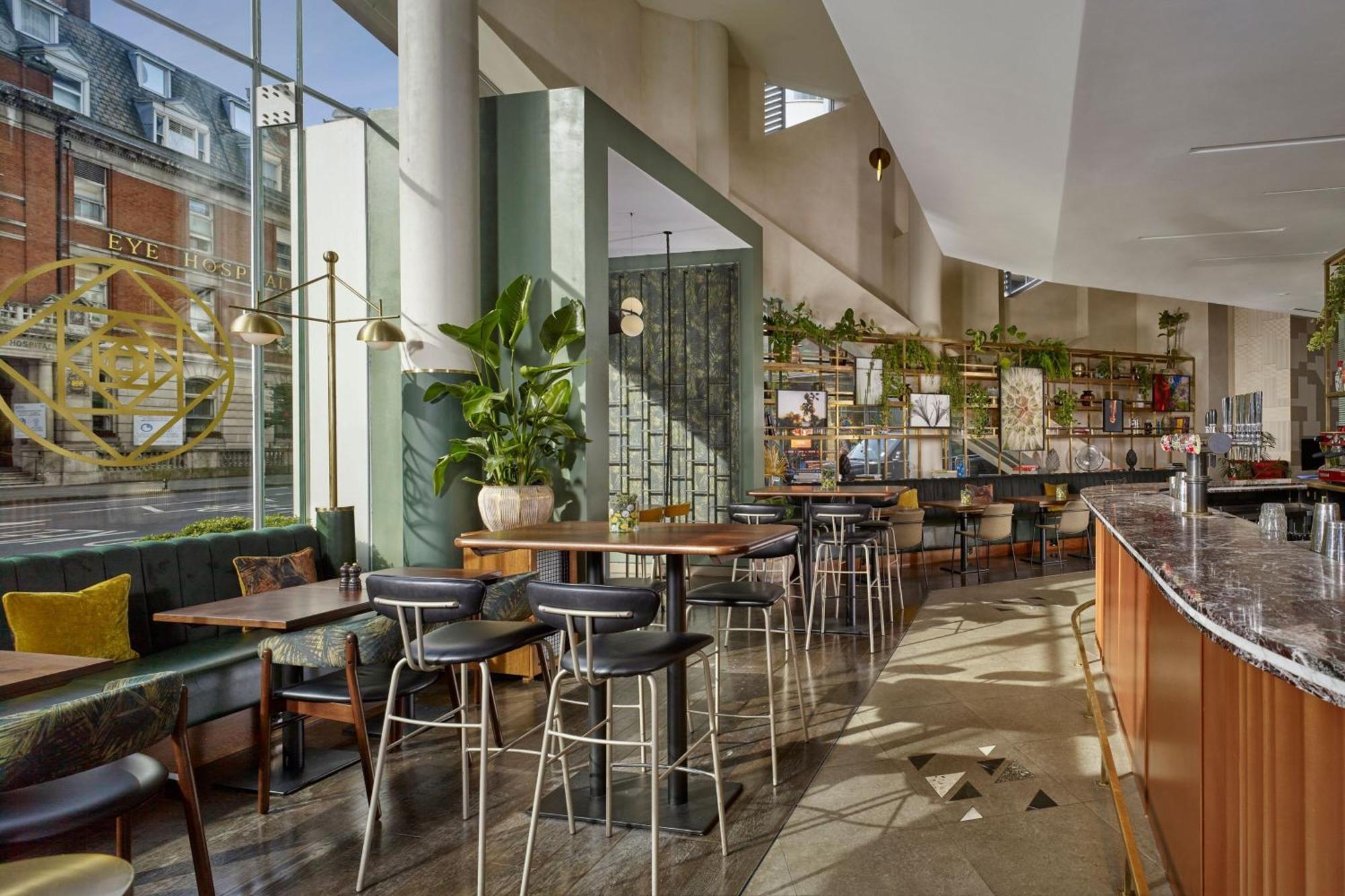 เอ็ม บาย มอนต์คาล์ม Hotel ลอนดอน ภายนอก รูปภาพ The interior of the restaurant