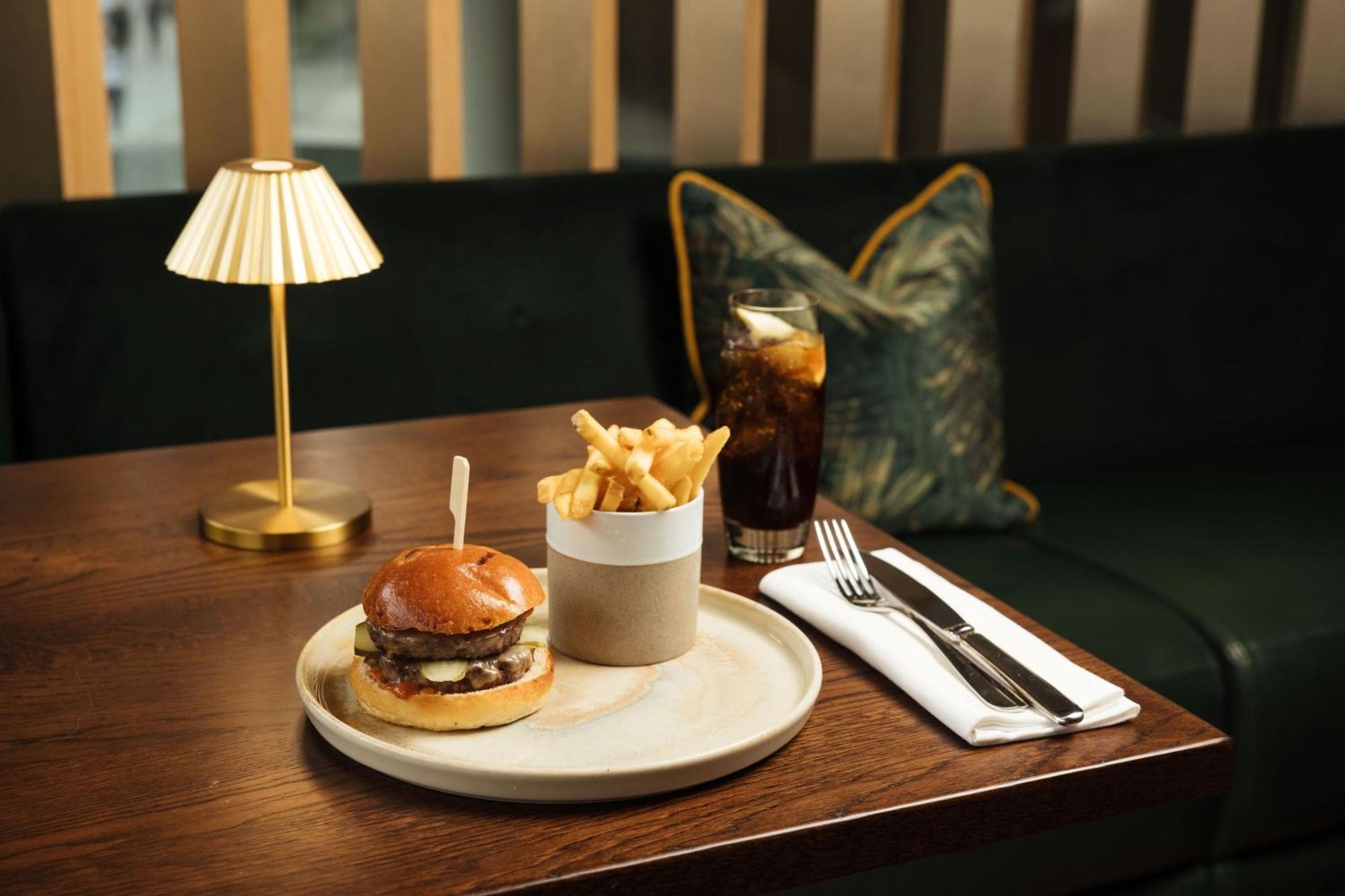 เอ็ม บาย มอนต์คาล์ม Hotel ลอนดอน ภายนอก รูปภาพ A burger and chips at the Ivy, St John's Wood