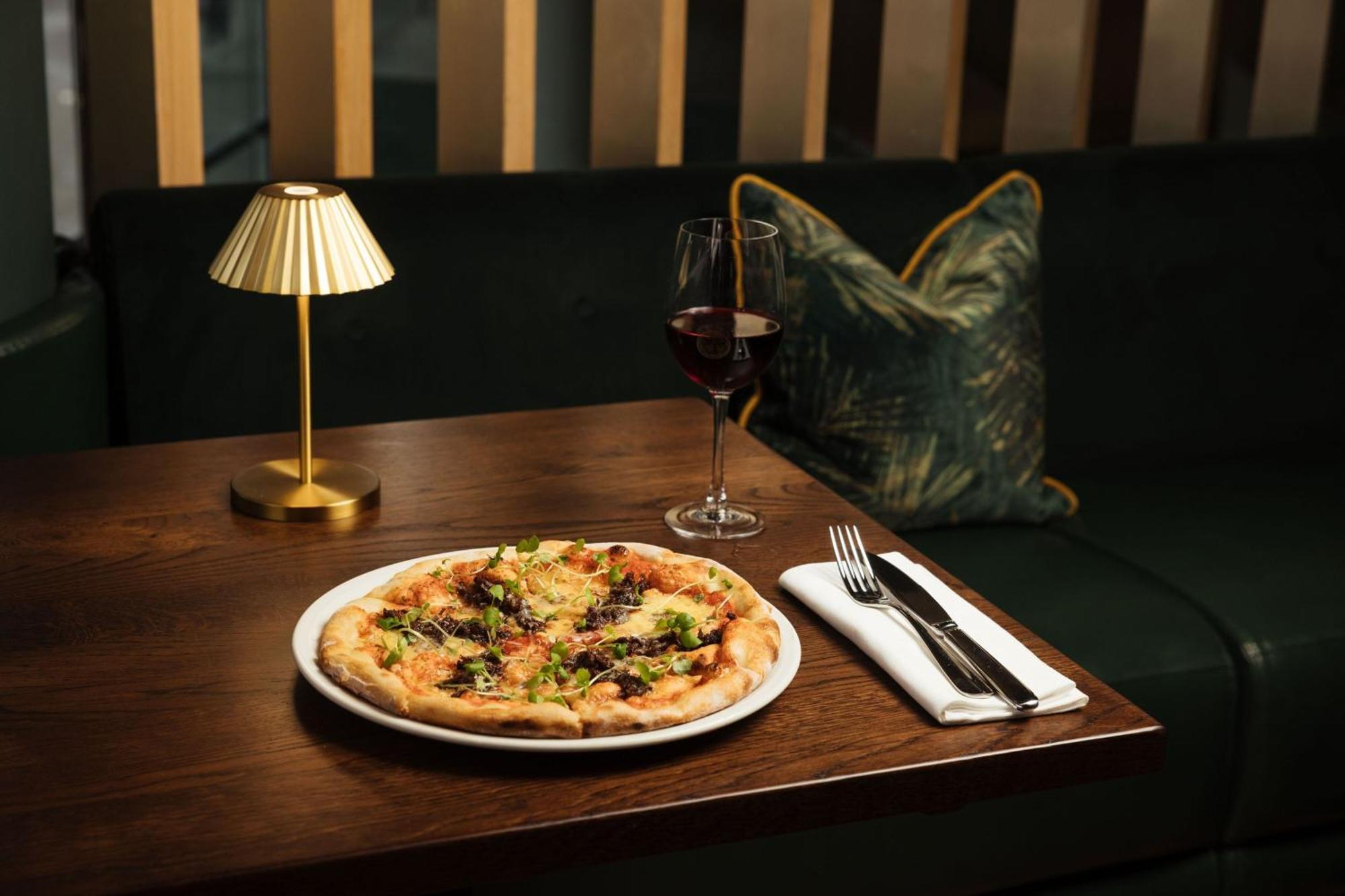 เอ็ม บาย มอนต์คาล์ม Hotel ลอนดอน ภายนอก รูปภาพ Pizza at the restaurant