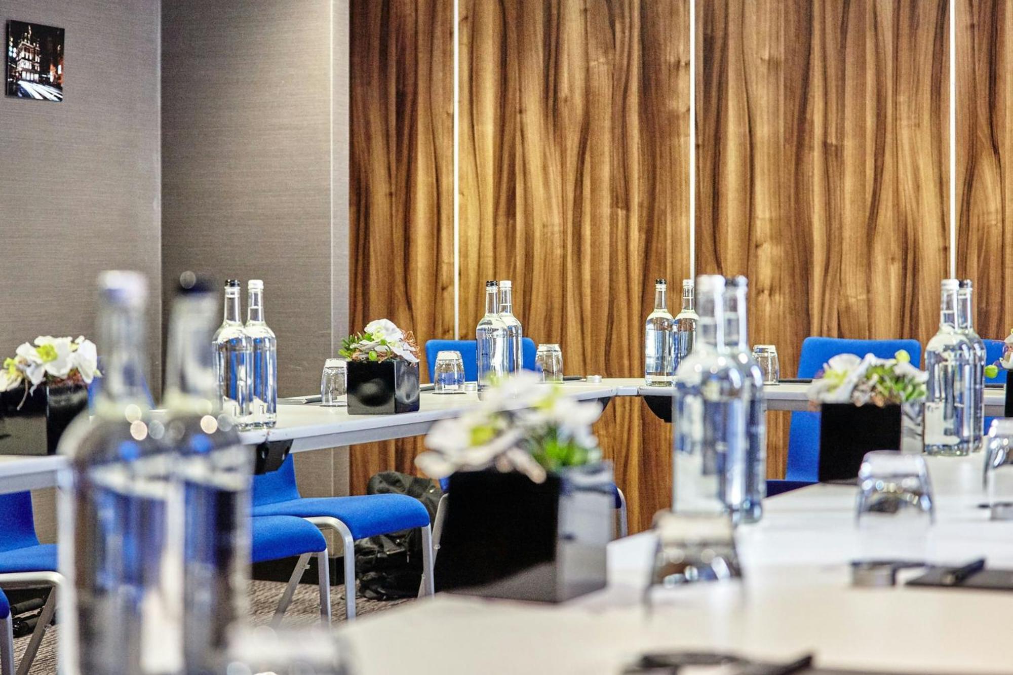 เอ็ม บาย มอนต์คาล์ม Hotel ลอนดอน ภายนอก รูปภาพ Meeting room