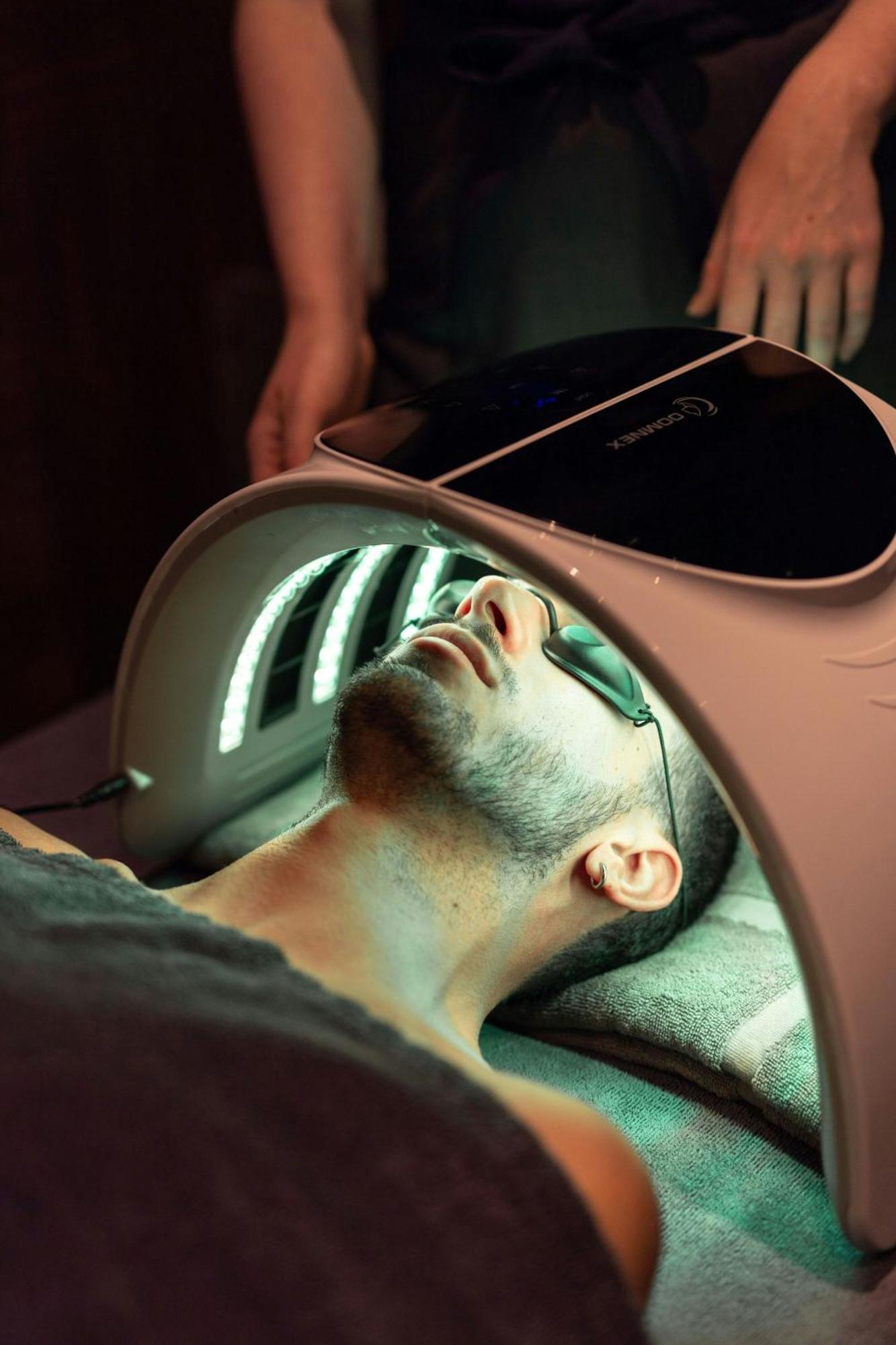 เอ็ม บาย มอนต์คาล์ม Hotel ลอนดอน ภายนอก รูปภาพ A patient receiving photodynamic therapy