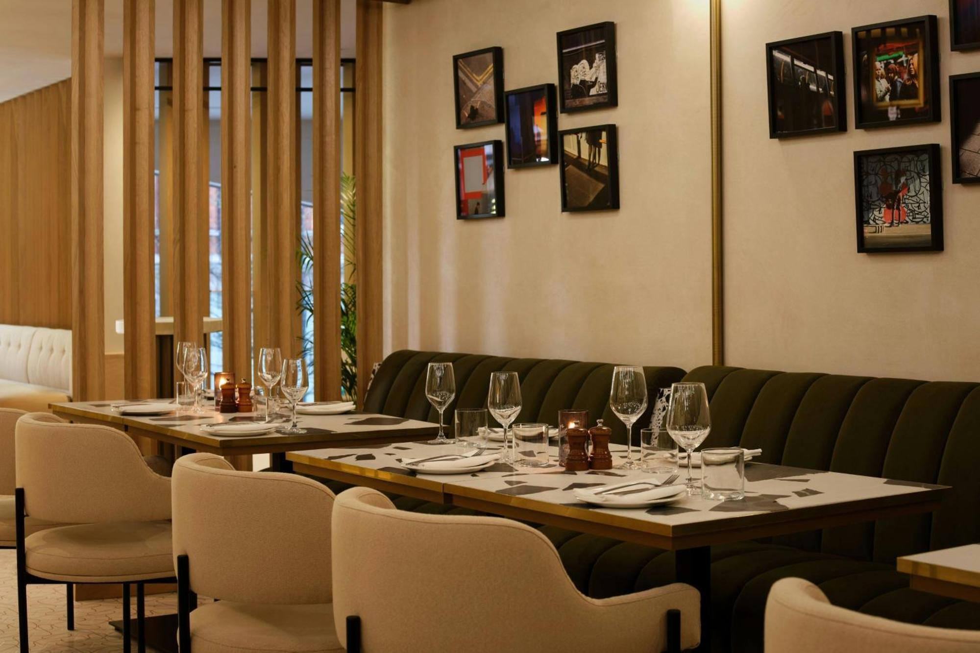 เอ็ม บาย มอนต์คาล์ม Hotel ลอนดอน ภายนอก รูปภาพ Restaurant interior