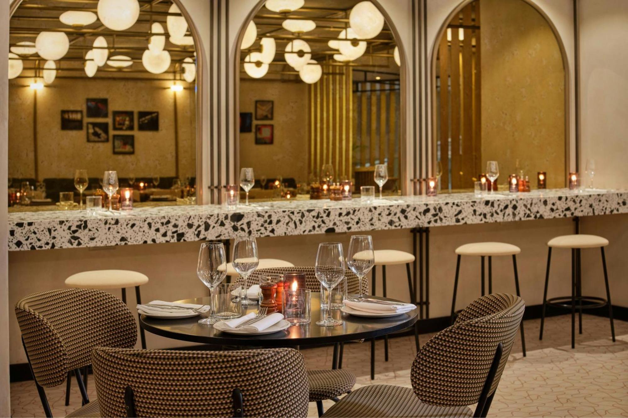 เอ็ม บาย มอนต์คาล์ม Hotel ลอนดอน ภายนอก รูปภาพ The bar at the restaurant