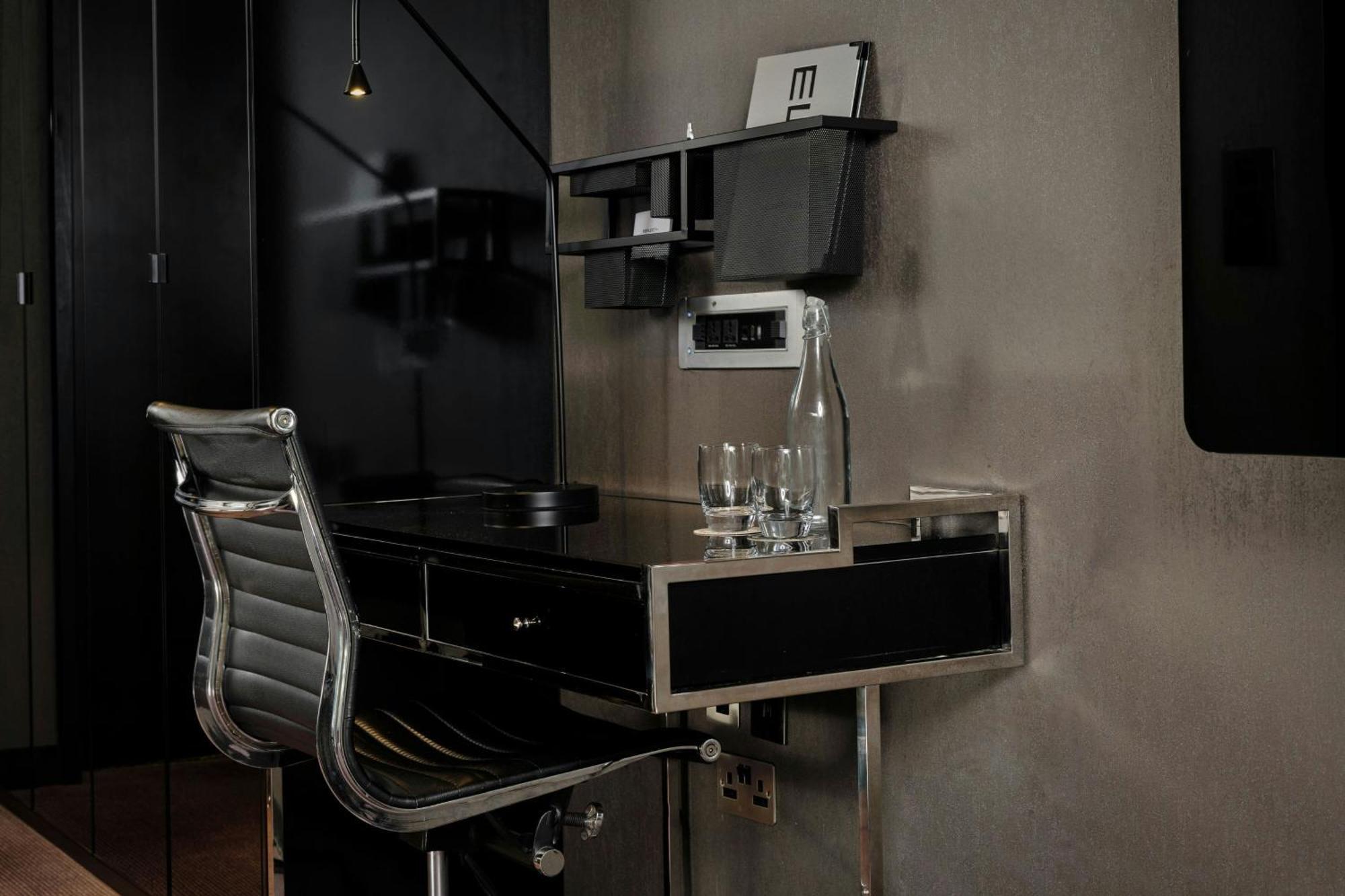 เอ็ม บาย มอนต์คาล์ม Hotel ลอนดอน ภายนอก รูปภาพ A wall mounted desk