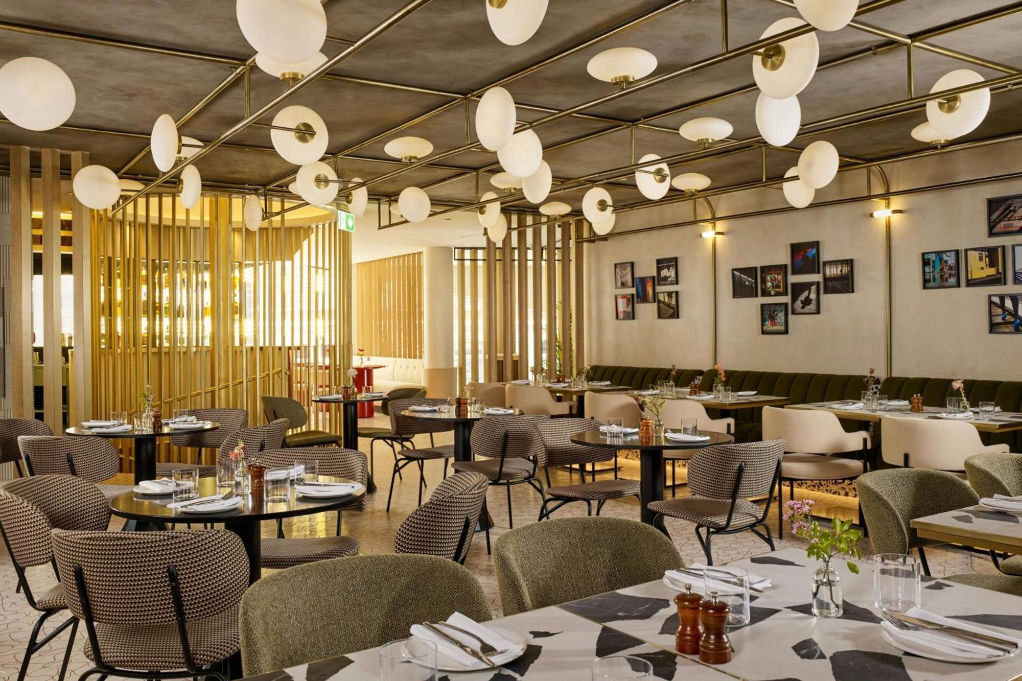 เอ็ม บาย มอนต์คาล์ม Hotel ลอนดอน ภายนอก รูปภาพ The interior of the restaurant