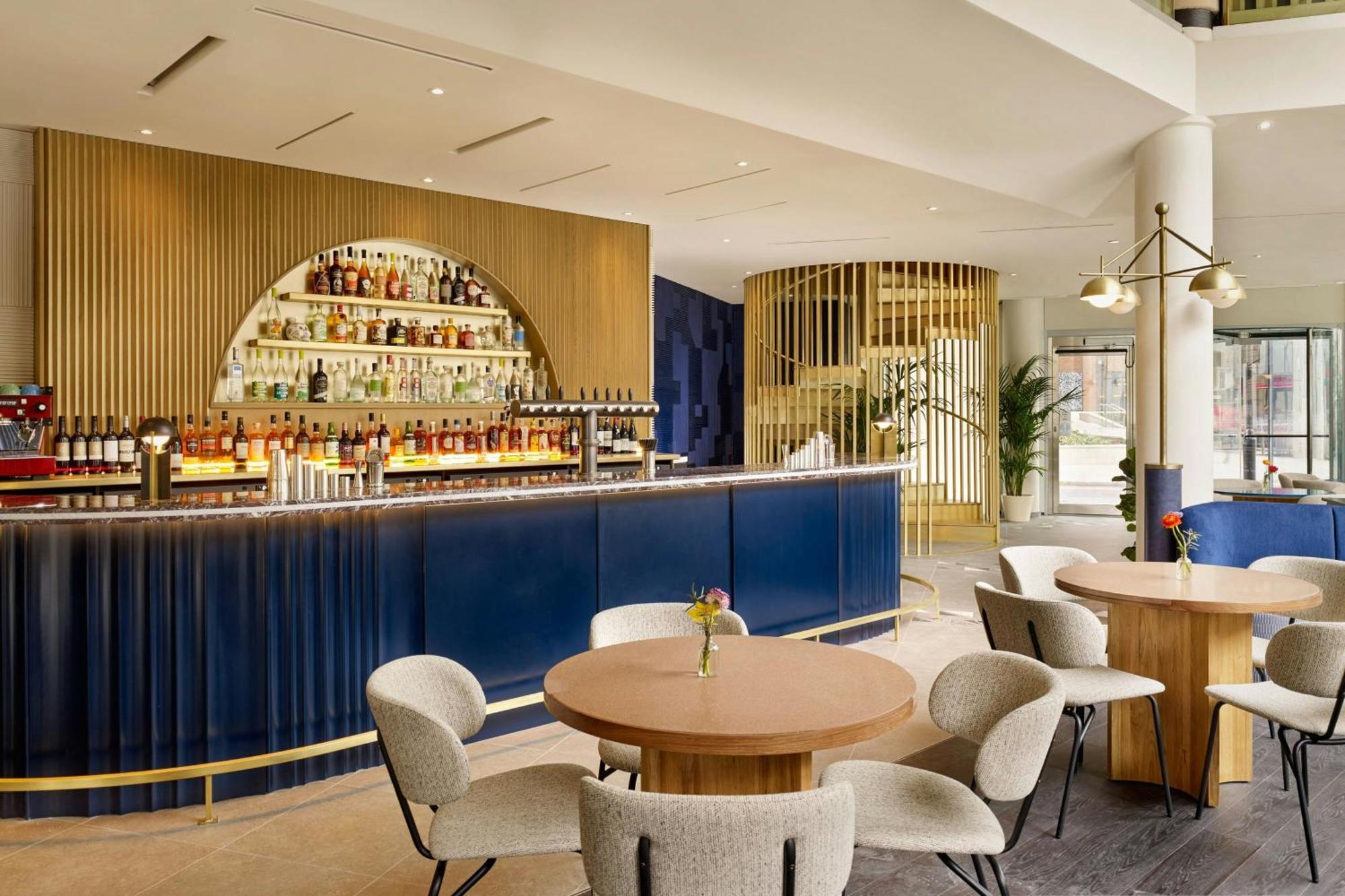 เอ็ม บาย มอนต์คาล์ม Hotel ลอนดอน ภายนอก รูปภาพ The bar at the London Edition