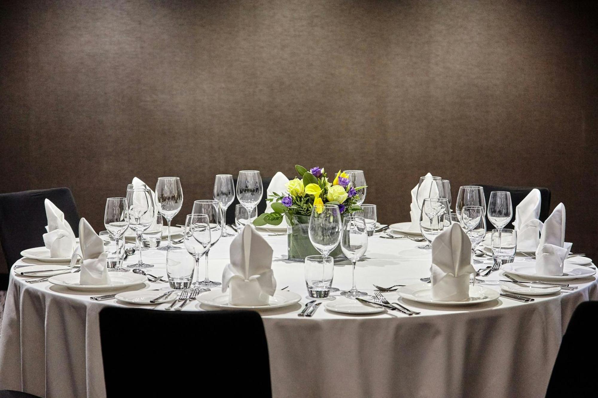 เอ็ม บาย มอนต์คาล์ม Hotel ลอนดอน ภายนอก รูปภาพ A table set for a formal dinner
