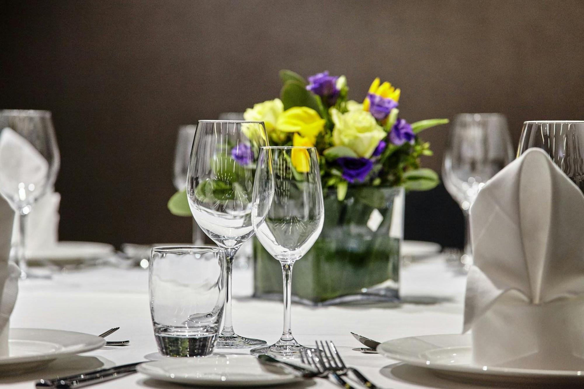 เอ็ม บาย มอนต์คาล์ม Hotel ลอนดอน ภายนอก รูปภาพ A table set for a formal meal