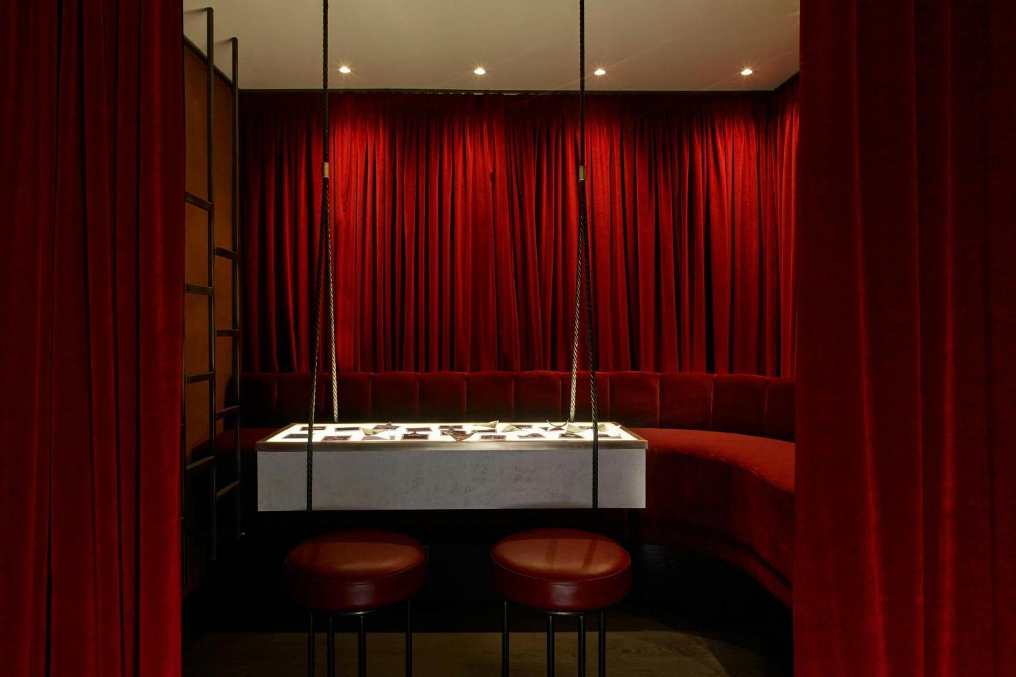เอ็ม บาย มอนต์คาล์ม Hotel ลอนดอน ภายนอก รูปภาพ The interior of the restaurant