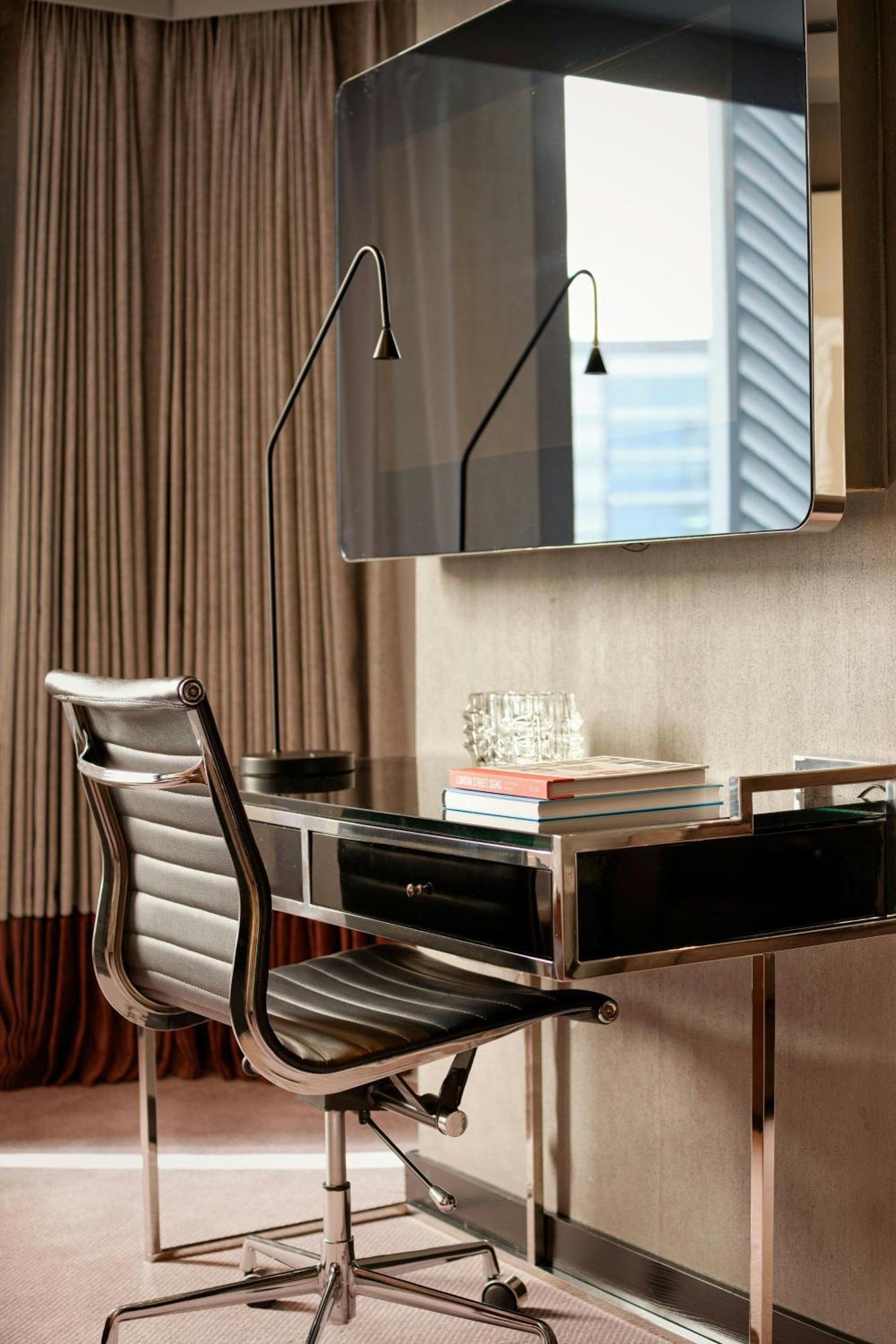 เอ็ม บาย มอนต์คาล์ม Hotel ลอนดอน ภายนอก รูปภาพ A desk in a hotel room