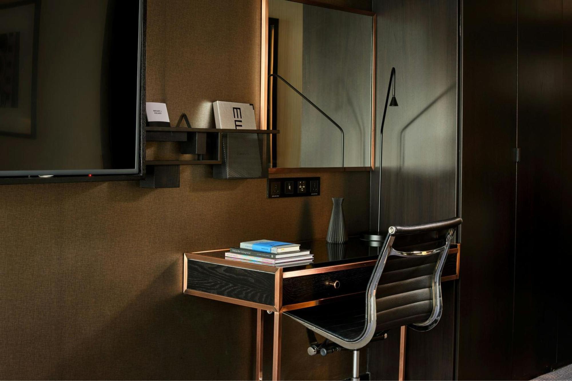 เอ็ม บาย มอนต์คาล์ม Hotel ลอนดอน ภายนอก รูปภาพ A desk in a hotel room