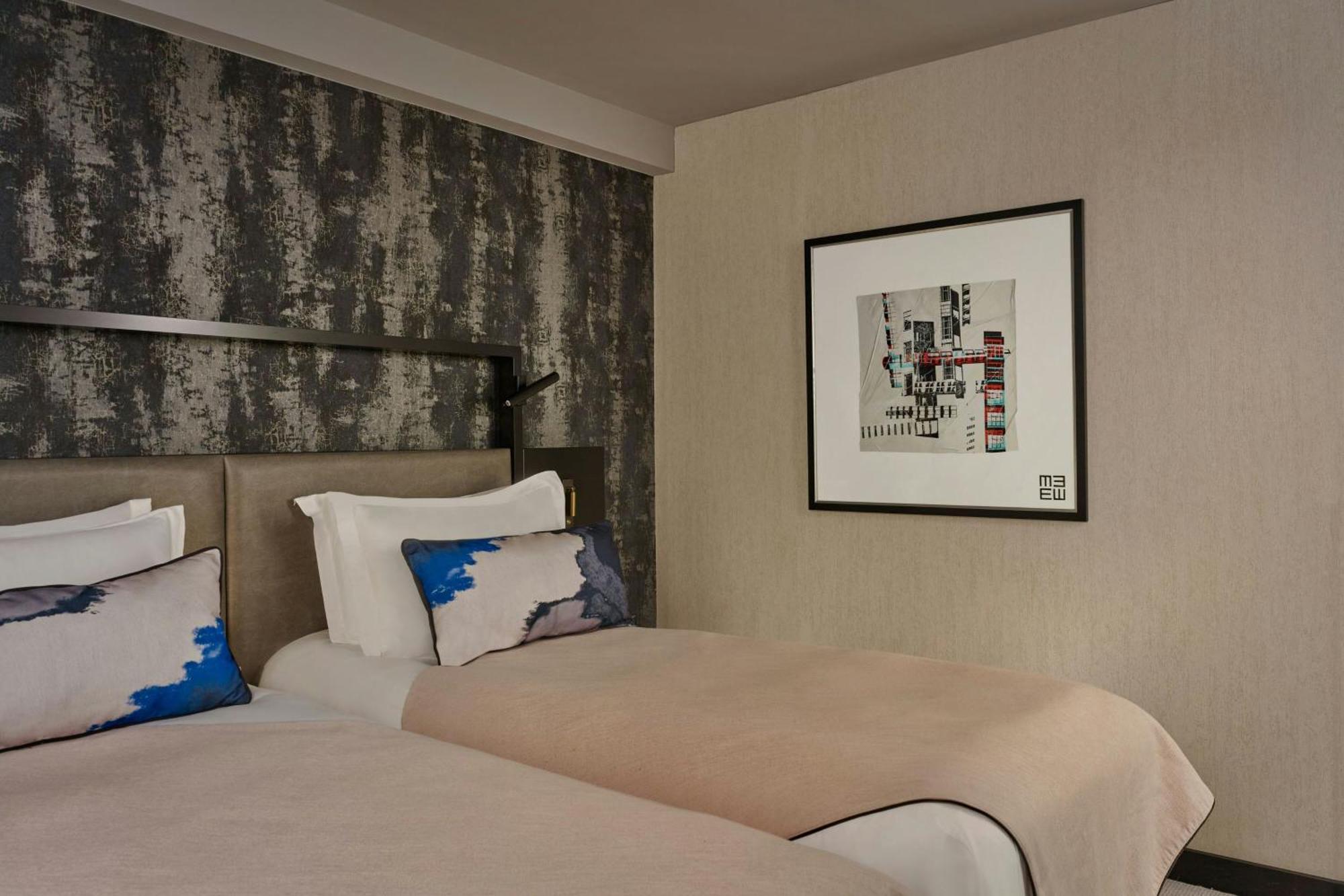 เอ็ม บาย มอนต์คาล์ม Hotel ลอนดอน ภายนอก รูปภาพ A guest room at the hotel