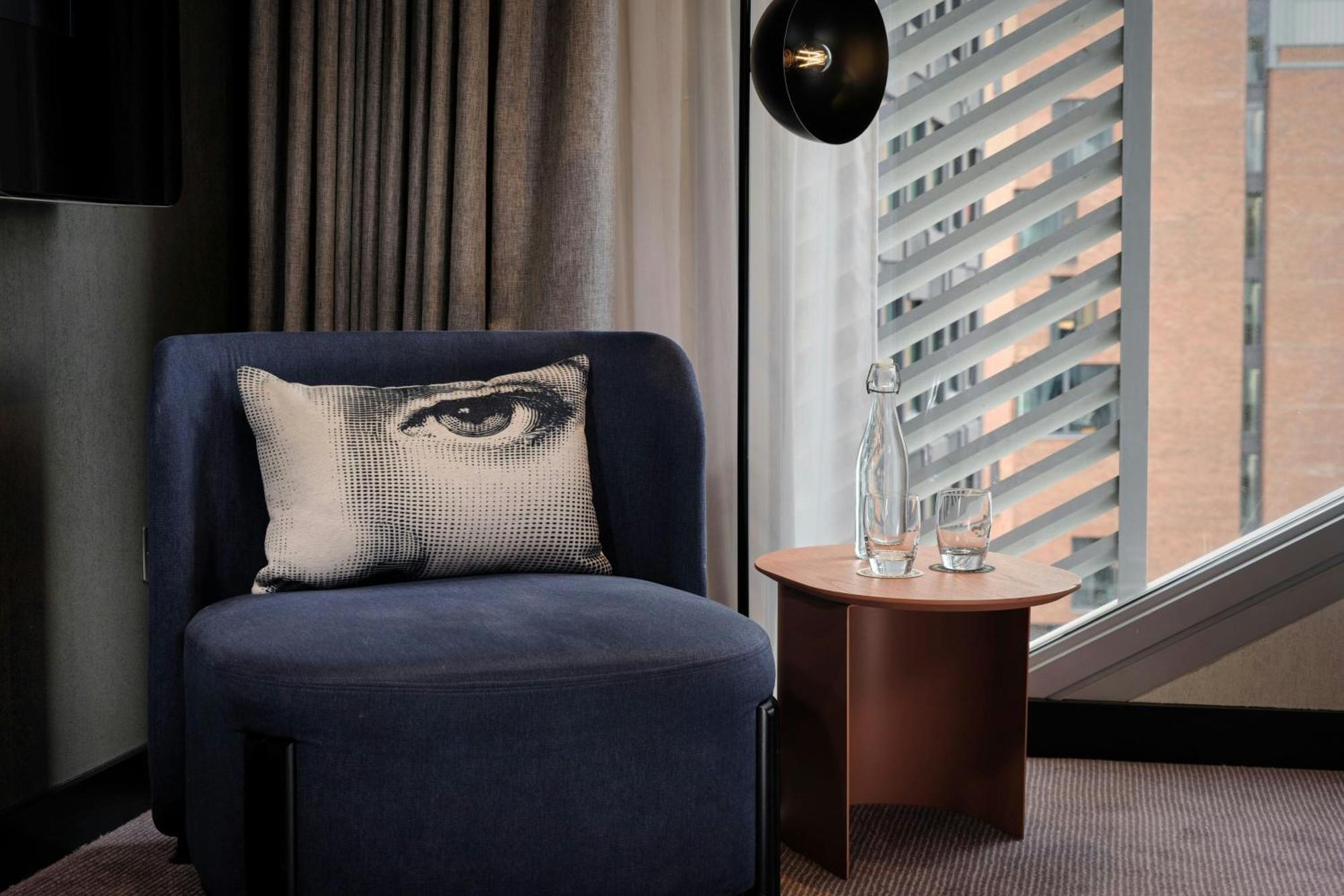 เอ็ม บาย มอนต์คาล์ม Hotel ลอนดอน ภายนอก รูปภาพ A chair in a hotel room