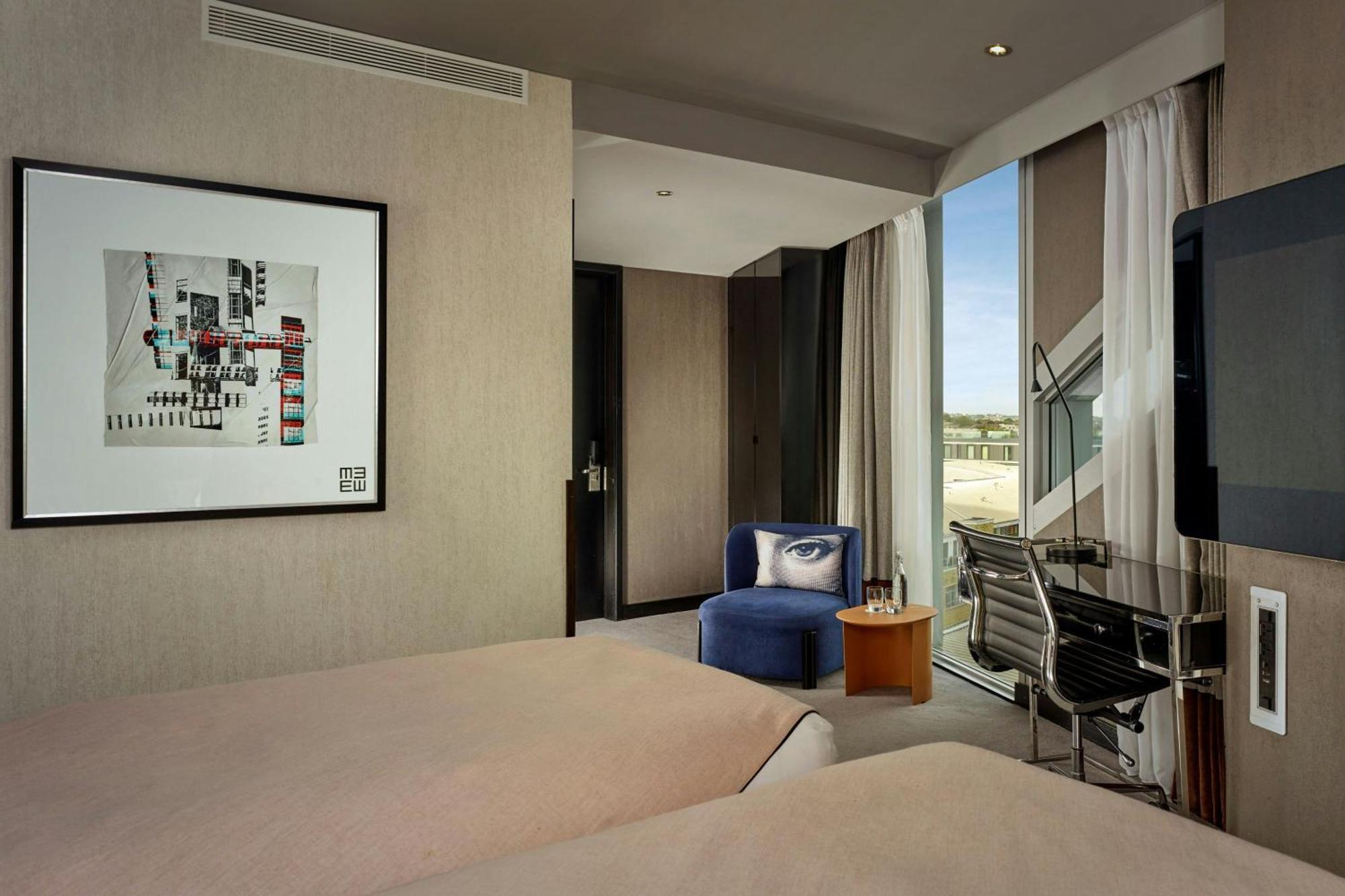 เอ็ม บาย มอนต์คาล์ม Hotel ลอนดอน ภายนอก รูปภาพ A bedroom at the hotel