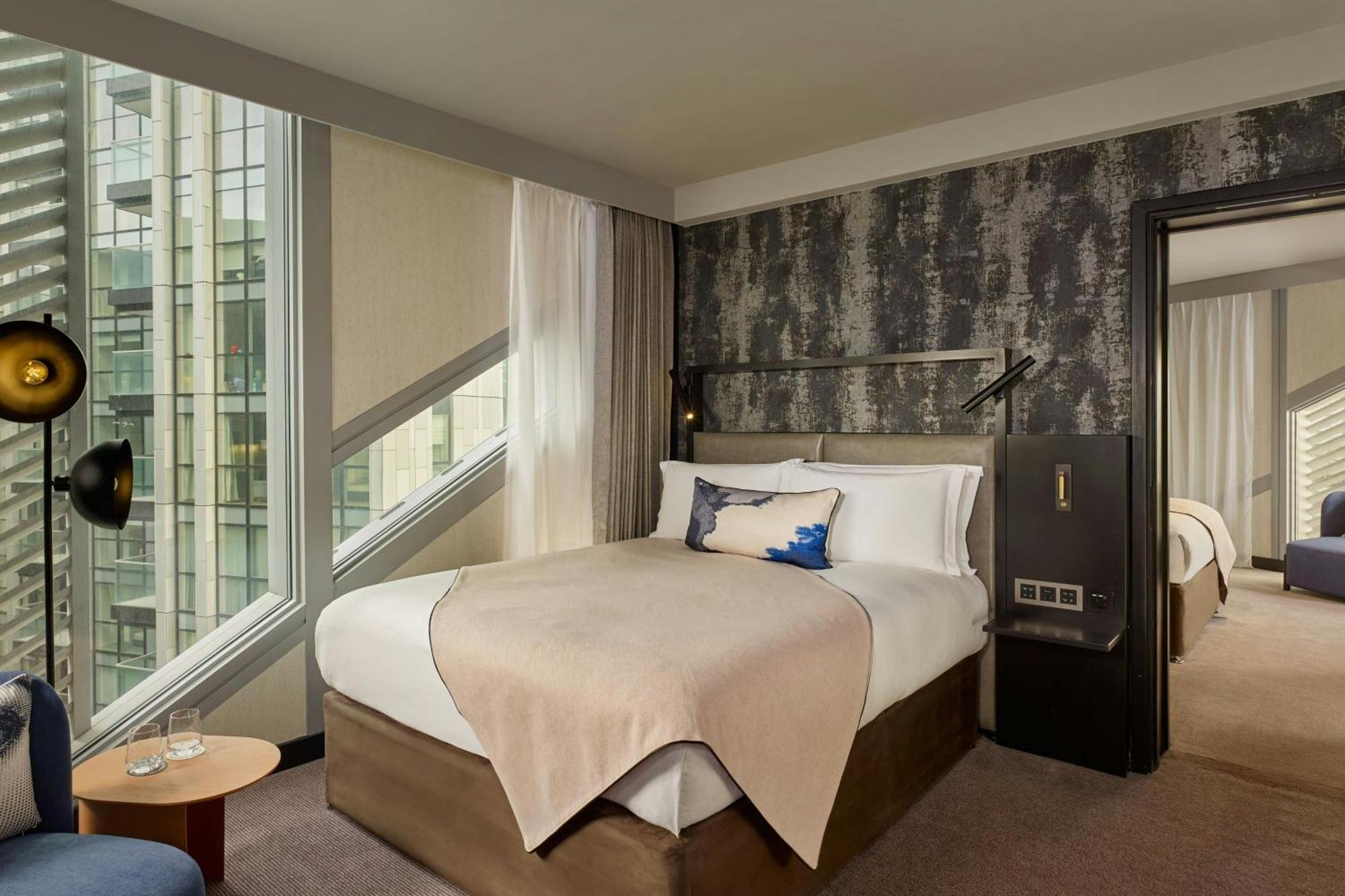 เอ็ม บาย มอนต์คาล์ม Hotel ลอนดอน ภายนอก รูปภาพ A bedroom at the hotel