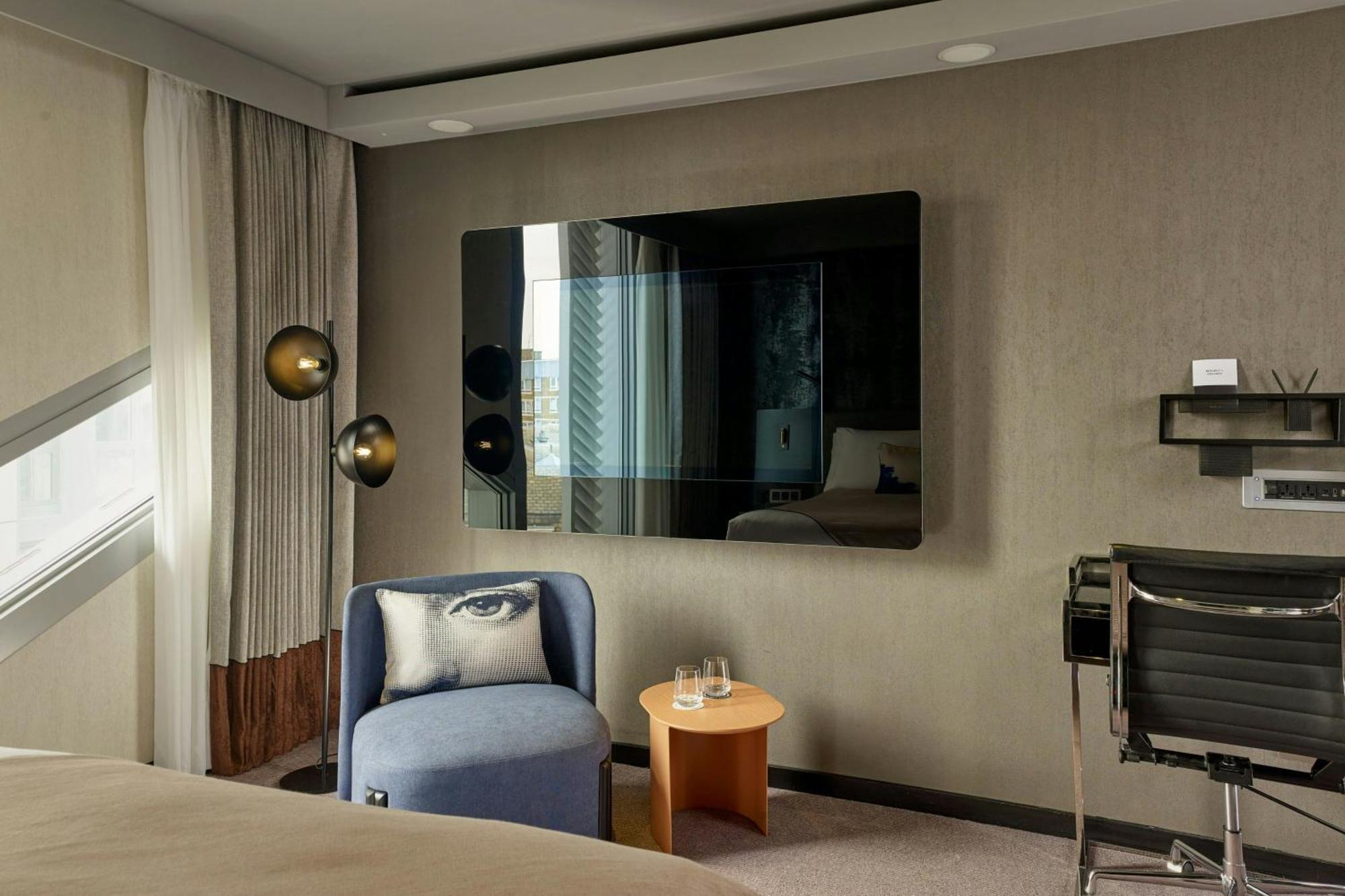 เอ็ม บาย มอนต์คาล์ม Hotel ลอนดอน ภายนอก รูปภาพ A room at the hotel