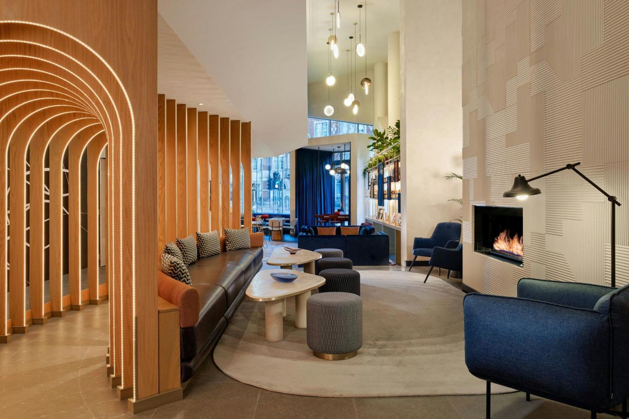เอ็ม บาย มอนต์คาล์ม Hotel ลอนดอน ภายนอก รูปภาพ The lounge at the 2018-opened terminal