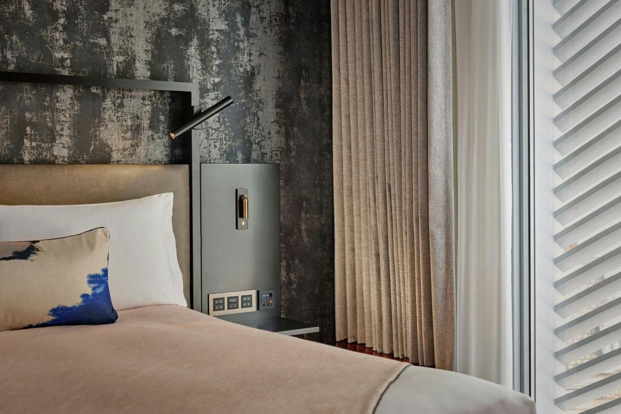 เอ็ม บาย มอนต์คาล์ม Hotel ลอนดอน ภายนอก รูปภาพ A guest room at the hotel