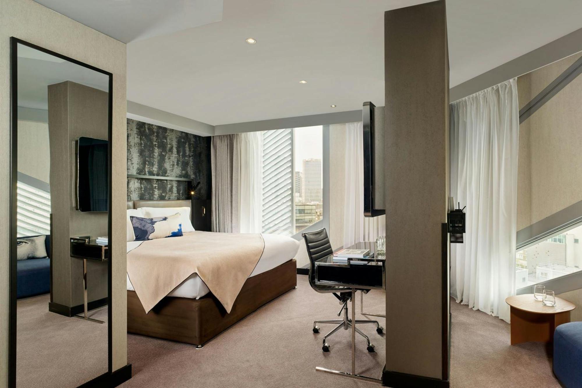 เอ็ม บาย มอนต์คาล์ม Hotel ลอนดอน ภายนอก รูปภาพ A bedroom at the hotel