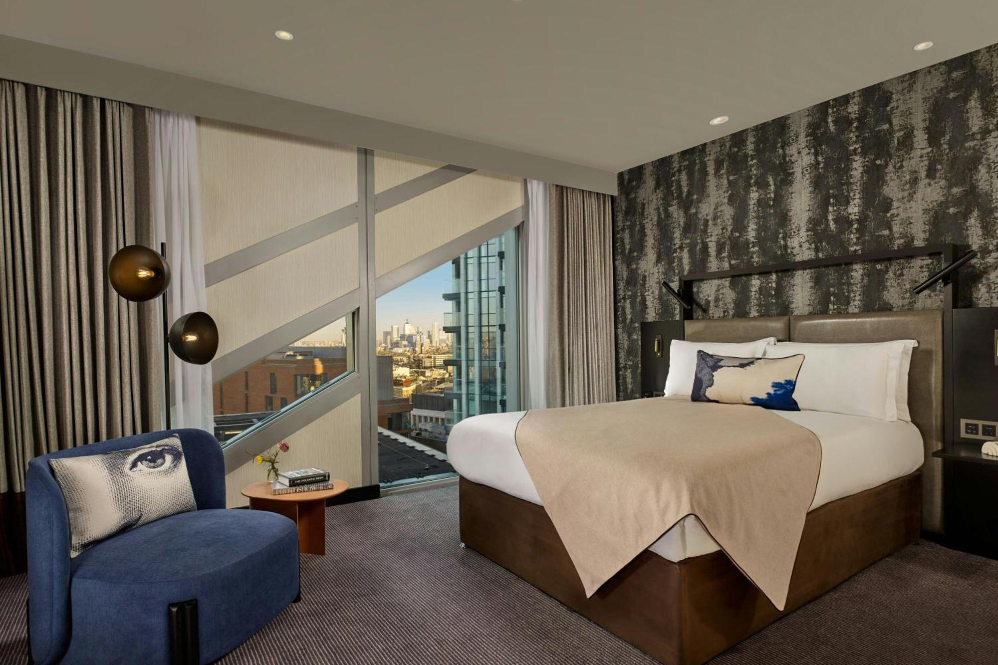 เอ็ม บาย มอนต์คาล์ม Hotel ลอนดอน ภายนอก รูปภาพ A bedroom at the hotel