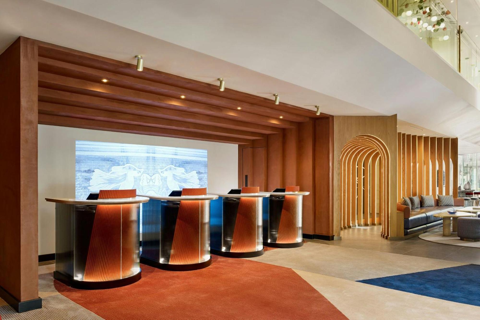 เอ็ม บาย มอนต์คาล์ม Hotel ลอนดอน ภายนอก รูปภาพ The lobby of the hotel